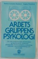Arbetsgruppens psykologi. Om den psykosociala arbetsmilj&ouml;n- gruppdynamik, relationer, arbetsroller, kommunikation, ledarskap, olikheter i personlighetsdrag och arbetss&auml;tt.