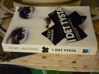 I DET TYSTA