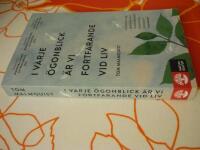 I VARJE &Ouml;GONBLICK &Auml;R VI FORTFARANDE VID LIV