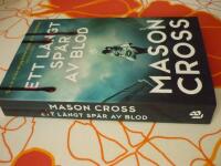 ETT L&Aring;NGT SP&Aring;R AV BLOD