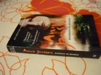 KVINNAN P&Aring; B&Auml;NKEN