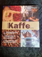 Svensk kaffebok : kaffehistorien - b&ouml;nans v&auml;g till Sverige : rosterierna - Gevalia, L&ouml;fbergs lila, Johan & Nystr&ouml;m m.fl. : baristatipsen - s&aring; lyckas du hemma i k&ouml;ket