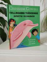 Tvillingarna hj&auml;lper en rosa delfin