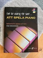 Det &auml;r aldrig f&ouml;r sent att spela piano inkl CD : nyb&ouml;rjarbok f&ouml;r ungdomar och vuxna