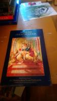 Śrīmad Bhāgavatam : med ursprunglig sanskrittext, omskrivning till latinska bokst&auml;ver, ord&ouml;vers&auml;ttning, vers&ouml;vers&auml;ttning och utf&ouml;rliga f&ouml;rklaringar