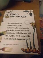 Food Pharmacy : en ber&auml;ttelse om tarmfloror, sn&auml;lla bakterier, forskning och antiinflammatorisk mat