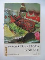 ...../// Boken &auml;r skriven av Raymond Oliver som bland annat &auml;gde och drev den legendariska restaurangen Le Grand Vefour i Paris. P&aring; 50-60-talet verkar han ha varit en n&auml;rmast legendarisk stj&auml;rnkock. Han var ocks&aring; av den gamla stammen och f&ouml;raktade det nya franska k&ouml;ket eller ?nouvelle cuisine? vilket m&auml;rks med all &ouml;nskv&auml;rd tydlighet i boken. Det &auml;r en veritabel skattkista av praktiska r&aring;d och rikt illustrerade instruktioner som hur man avlivar och styckar en groda till hur ?h&auml;ndernas och fingrarnas st&auml;llning &auml;r av st&ouml;rsta vikt? n&auml;r man kn&aring;dar en pajdeg. Men det &auml;r ocks&aring; massor av klassiska, enkla recept till en hel del komplicerade r&auml;tter som uppenbarligen h&ouml;r hemma p&aring; stj&auml;rnkrogar i en svunnen tid.