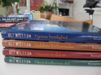 Mysterier heligheter 2-5: Fyrens hemlighet, Guldets f&ouml;rbannelse, H&auml;xans trolldom, Skr&auml;ck&ouml;dlornas dal