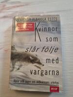 Kvinnor som sl&aring;r f&ouml;lje med vargarna : myter och sagor om vildkvinnans arketyp