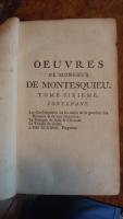&uml;OEUVRES DE MONSIEUR DE MONTESQUIEU&uml; Bind 5: &uml;Les Lettres Persanes&uml; og Bind 6 &uml;Consid&eacute;rations sur les causes de la grandeur des Romains et de leur d&eacute;cadence&uml;