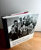 Svart p&aring; vitt om Tio Fotografer