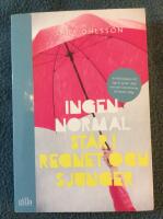 Ingen normal st&aring;r i regnet och sjunger