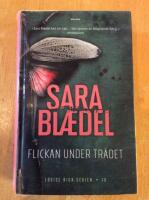 Flickan under tr&auml;det