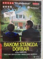 Bakom st&auml;ngda d&ouml;rrar