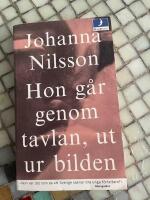Hon g&aring;r genom tavlan, ut ur bilden
