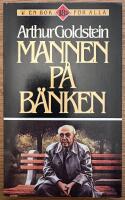 Mannen p&aring; b&auml;nken