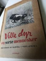 Vilken dyr og sorte mennesker Med b&ouml;rsen og kamera i Vest Afrika