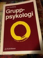 Gruppsykologi : om den inre och den yttre scenen : teori och till&auml;mpning