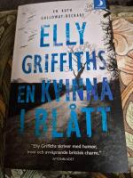 En kvinna i bl&aring;tt