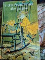 Fr&ouml;ken Ensam Hemma &aring;ker gungstol