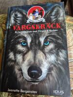 Vargskr&auml;ck : en hunddeckare med Flingan & flocken