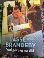 Lasse Brandeby - vad g&ouml;r jag nu d&aring;? : en biografi om pappan, komikern, journalisten och sk&aring;despelaren