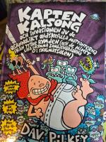 Kapten Kalsong och invasionen av de osannolikt ondskefulla mattanterna fr&aring;n yttre rymden (och de minst lika grymma zombien&ouml;rdarna i skolmatsalen) - det tredje episka &auml;ventyret