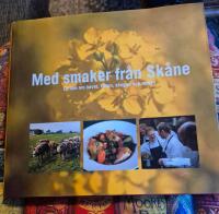 Med smaker fr&aring;n Sk&aring;ne - [en bok om havet, f&auml;lten, skogen och maten]