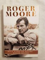 (Signed) Mitt namn &auml;r Moore - Roger Moore 