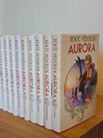 AURORA [del 1-20, komplett serie: Grosshandlarens dotter. Ros av st&aring;l. Flyg, fj&auml;ril!. Sn&ouml;prinsessa. N&auml;stan vuxen. Kyss och kram.  Snedspr&aring;ng. Farlig f&ouml;rbindelse. Kvinnolist. Fr&auml;mling. Inuti &auml;r vi lika. Luftslott. En lyckans dag.  Br&ouml;llopsresa. Skandal&ouml;s. Ett liv i synd. Vuxna val. Arvingar. Vargtimmen. Gryning.]