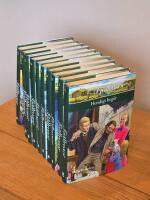 Fj&auml;llrosor [del 1-43, komplett serie : Systrar f&ouml;r livet. Oskyldigt d&ouml;md. F&ouml;rr&auml;daren. Skilda v&auml;gar. Under samma himmel. Farlig fiende. Vittnet. &Aring;terf&ouml;reningen. Sp&aring;domar. M&ouml;rka skuggor. Ov&auml;ntat bes&ouml;k. F&ouml;rbannelse. Familjehemligheter. Skuggan. I skydd av m&ouml;rkret. Oroliga tider. Silverringen. &Auml;ntligen din. Hemliga m&ouml;ten. Av samma sl&auml;kt. Resan. Stormigt hav. Portr&auml;ttet. Amandas arv. Naturens g&aring;ng. Orosmoln. Uppbrott. Nya chanser. Dolda avsikter. Budskapet. L&ouml;gnen. Hemligt beg&auml;r. Torgils h&auml;mnd. Ov&auml;ntad hj&auml;lp. Genom sorgen. Till Kristiania. Tvivlet. Glatt &aring;terseende. Ett &ouml;verraskande m&ouml;te. Ingen utv&auml;g. Ok&auml;nt motiv. Flodv&aring;gen. Under regnb&aring;gen]