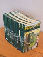 Fj&auml;llrosor [del 1-43, komplett serie : Systrar f&ouml;r livet. Oskyldigt d&ouml;md. F&ouml;rr&auml;daren. Skilda v&auml;gar. Under samma himmel. Farlig fiende. Vittnet. &Aring;terf&ouml;reningen. Sp&aring;domar. M&ouml;rka skuggor. Ov&auml;ntat bes&ouml;k. F&ouml;rbannelse. Familjehemligheter. Skuggan. I skydd av m&ouml;rkret. Oroliga tider. Silverringen. &Auml;ntligen din. Hemliga m&ouml;ten. Av samma sl&auml;kt. Resan. Stormigt hav. Portr&auml;ttet. Amandas arv. Naturens g&aring;ng. Orosmoln. Uppbrott. Nya chanser. Dolda avsikter. Budskapet. L&ouml;gnen. Hemligt beg&auml;r. Torgils h&auml;mnd. Ov&auml;ntad hj&auml;lp. Genom sorgen. Till Kristiania. Tvivlet. Glatt &aring;terseende. Ett &ouml;verraskande m&ouml;te. Ingen utv&auml;g. Ok&auml;nt motiv. Flodv&aring;gen. Under regnb&aring;gen]