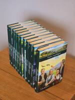 Fj&auml;llrosor [del 1-43, komplett serie : Systrar f&ouml;r livet. Oskyldigt d&ouml;md. F&ouml;rr&auml;daren. Skilda v&auml;gar. Under samma himmel. Farlig fiende. Vittnet. &Aring;terf&ouml;reningen. Sp&aring;domar. M&ouml;rka skuggor. Ov&auml;ntat bes&ouml;k. F&ouml;rbannelse. Familjehemligheter. Skuggan. I skydd av m&ouml;rkret. Oroliga tider. Silverringen. &Auml;ntligen din. Hemliga m&ouml;ten. Av samma sl&auml;kt. Resan. Stormigt hav. Portr&auml;ttet. Amandas arv. Naturens g&aring;ng. Orosmoln. Uppbrott. Nya chanser. Dolda avsikter. Budskapet. L&ouml;gnen. Hemligt beg&auml;r. Torgils h&auml;mnd. Ov&auml;ntad hj&auml;lp. Genom sorgen. Till Kristiania. Tvivlet. Glatt &aring;terseende. Ett &ouml;verraskande m&ouml;te. Ingen utv&auml;g. Ok&auml;nt motiv. Flodv&aring;gen. Under regnb&aring;gen]