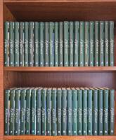 Fj&auml;llrosor [del 1-43, komplett serie : Systrar f&ouml;r livet. Oskyldigt d&ouml;md. F&ouml;rr&auml;daren. Skilda v&auml;gar. Under samma himmel. Farlig fiende. Vittnet. &Aring;terf&ouml;reningen. Sp&aring;domar. M&ouml;rka skuggor. Ov&auml;ntat bes&ouml;k. F&ouml;rbannelse. Familjehemligheter. Skuggan. I skydd av m&ouml;rkret. Oroliga tider. Silverringen. &Auml;ntligen din. Hemliga m&ouml;ten. Av samma sl&auml;kt. Resan. Stormigt hav. Portr&auml;ttet. Amandas arv. Naturens g&aring;ng. Orosmoln. Uppbrott. Nya chanser. Dolda avsikter. Budskapet. L&ouml;gnen. Hemligt beg&auml;r. Torgils h&auml;mnd. Ov&auml;ntad hj&auml;lp. Genom sorgen. Till Kristiania. Tvivlet. Glatt &aring;terseende. Ett &ouml;verraskande m&ouml;te. Ingen utv&auml;g. Ok&auml;nt motiv. Flodv&aring;gen. Under regnb&aring;gen]