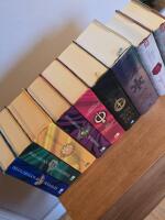 (Outlander-serien, del 1-8) Fr&auml;mlingen, Sl&auml;nda i b&auml;rnsten, Sj&ouml;fararna, Trummornas d&aring;n, Det flammande korset, Sn&ouml; och aska, Som ett eko, Skugga av svek