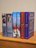 Outlander-serien [del 1-4: Fr&auml;mlingen, Sl&auml;nda i b&auml;rnsten, Sj&ouml;fararna, Trummornas d&aring;n]