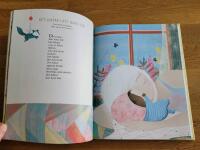 Din f&ouml;rsta bok : ber&auml;ttelser, rim och s&aring;nger f&ouml;r de minsta