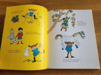 Din f&ouml;rsta bok : ber&auml;ttelser, rim och s&aring;nger f&ouml;r de minsta