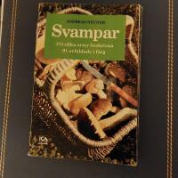 Svampar : 174 olika arter beskrivna, 91 avbildade i f&auml;rg