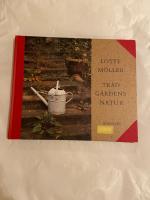 Tr&auml;dg&aring;rdens natur : om den svenska och den engelska tr&auml;dg&aring;rden, om tr&auml;dg&aring;rdar f&ouml;r barn, fj&auml;rilar och igelkottar, om humor och bisk&ouml;tsel, om tiden och f&ouml;rg&auml;ngligheten samt om den gr&auml;sliga gr&auml;smattan