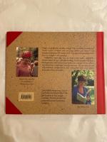 Tr&auml;dg&aring;rdens natur : om den svenska och den engelska tr&auml;dg&aring;rden, om tr&auml;dg&aring;rdar f&ouml;r barn, fj&auml;rilar och igelkottar, om humor och bisk&ouml;tsel, om tiden och f&ouml;rg&auml;ngligheten samt om den gr&auml;sliga gr&auml;smattan