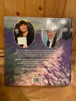 Bl&aring;, bl&aring; lavendel i Provence