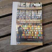 Att arbeta med sk&ouml;nlitteratur i skolan : praktik och teori