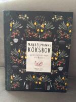 Mandelmanns k&ouml;ksbok : sj&auml;lvhush&aring;llande recept fr&aring;n Djupadal