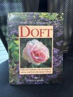 Doft : k&aring;da och balsam, ros och jasmin, mossa, parfym och annan v&auml;llukt