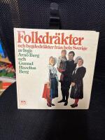 Folkdr&auml;kter och bygdedr&auml;kter fr&aring;n hela Sverige