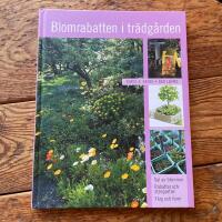 Blomrabatten i tr&auml;dg&aring;rden