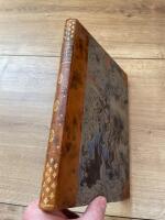 I vardagsdr&auml;kt och HERMELIN. V&aring;r kungafamilj hemma och ute. Karakt&auml;ristiker, milj&ouml;skildringar och historisk-biografiska data