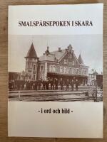 SMALSP&Aring;RSEPOKEN I SKARA  i ord och bild. Minnesskrift utgiven av ledningsgruppen f&ouml;r projektet Skara som j&auml;rnv&auml;gsknut
