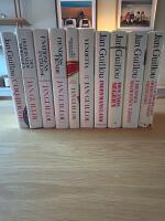 Coq Rouge / Hamilton. Komplett svit: 1. Coq Rouge. 2. Den demokratiske terroristen. 3. I nationens intresse. 4. Fiendens fiende. 5. Den hederv&auml;rde m&ouml;rdaren. 6. Vendetta. 7. Ingen mans land. 8. Den enda segern. 9 I hennes majest&auml;ts tj&auml;nst. 10. En medborgare h&ouml;jd &ouml;ver varje misstanke.